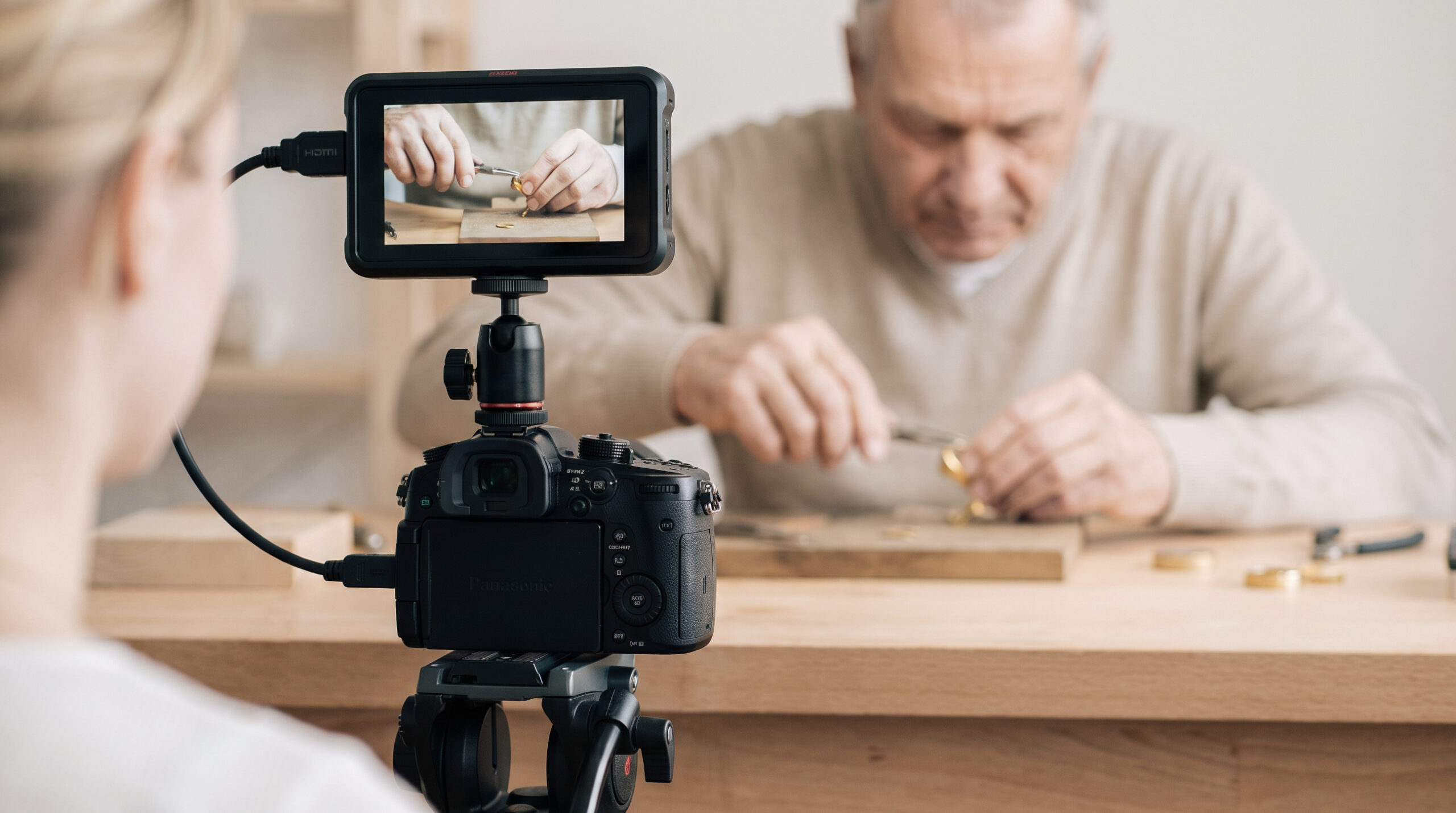 Tournage d'un artisan joaillier à l'établi